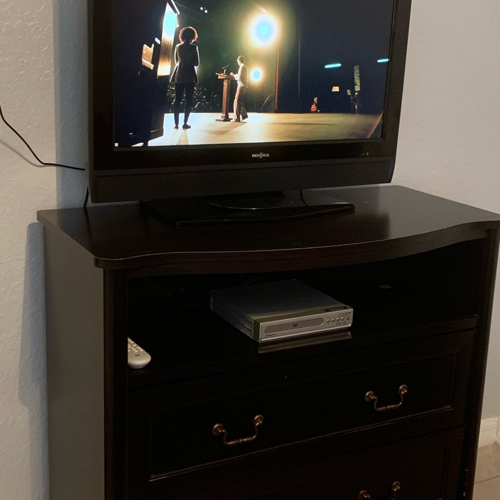 Tv insignia 32” good condition with remote.